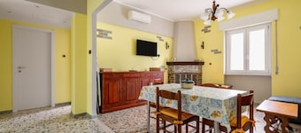 GuestHost - Spacious 90 sqm apartment, ideal for 5 people, located on the first floor of a building WITHOUT elevator (stairs to access it). The accommodation is located in Pieve, a splendid village characterized by a typical Tuscan atmosphere.The apartme