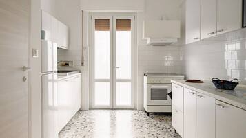 Frigorifero, forno, piano cottura, tostapane