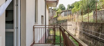 Spacious 90 sqm apartment, ideal for 5 people, located on the first floor of a building WITHOUT elevator (stairs to access it). The accommodation is located in Pieve, a splendid village characterized by a typical Tuscan atmosphere.The apartment consists