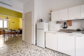 Frigorifero, forno, piano cottura, tostapane