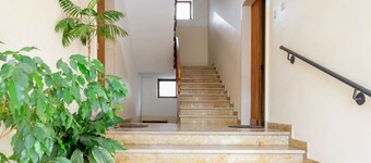 GuestHost - Spacious 90 sqm apartment, ideal for 5 people, located on the first floor of a building WITHOUT elevator (stairs to access it). The accommodation is located in Pieve, a splendid village characterized by a typical Tuscan atmosphere.The apartme