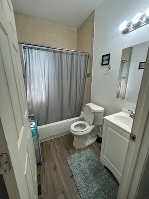 مجففات شعر، مناشف، صابون، ورق حمّام