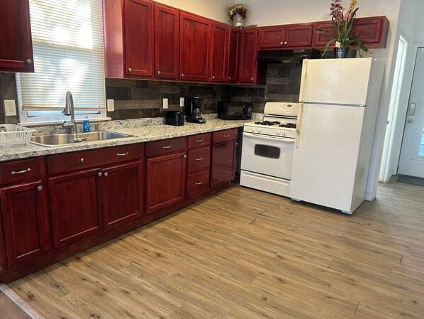 ثلاجة، ميكروويف، فرن، موقد طهي مسطح