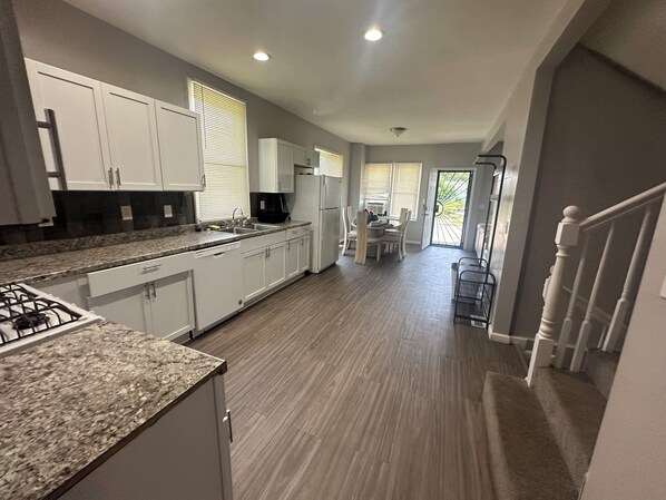 Mikrobølgeovn, ovn, kokeplater og oppvaskmaskin