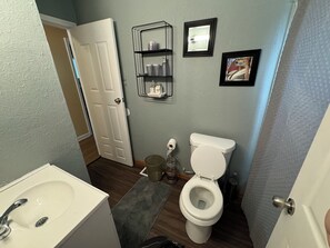 Haartrockner, Handtücher, Seife, Toilettenpapier