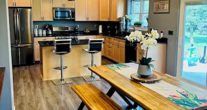 Whole house with volleyball court and Minutes from the BIG HOUSE and UM hospital