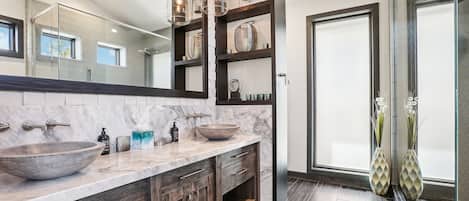 Douche, séchoir à cheveux, serviettes fournies