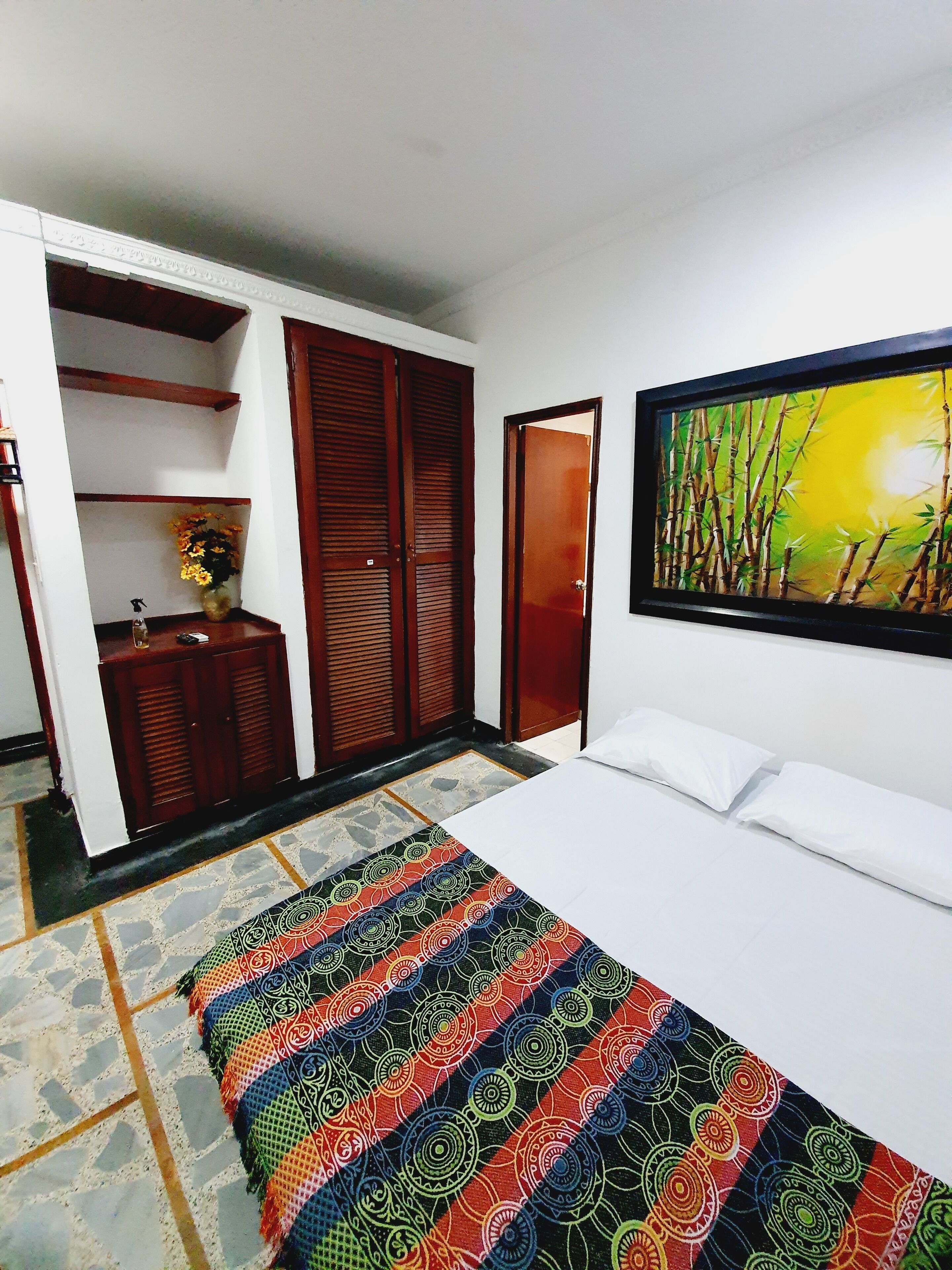 8 bedrooms, WiFi, bed sheets