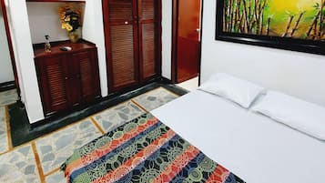 8 bedrooms, WiFi, bed sheets