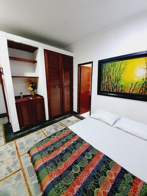 8 bedrooms, WiFi, bed sheets