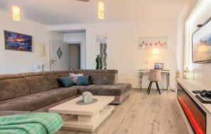 Smart TV, ping pong - Lovely home in Dugopolje (Dugopolje)