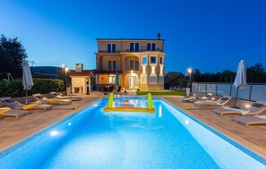 A heated pool - Lovely home in Dugopolje (Dugopolje)