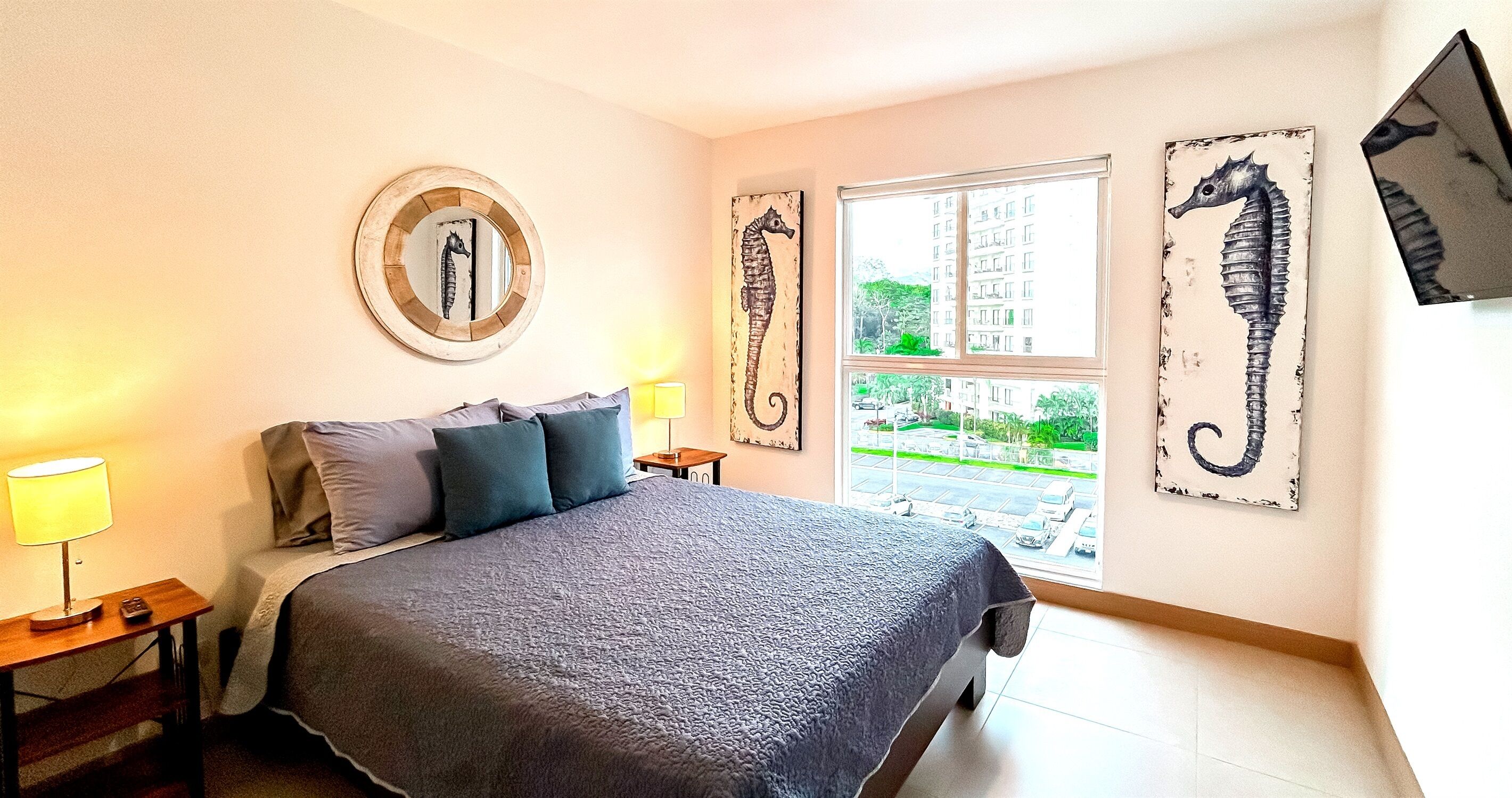 2 habitaciones, escritorio, tabla de planchar con plancha y wifi gratis 