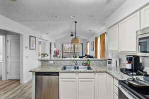 Micro-ondes, four, plaque de cuisson