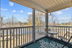 Outdoor dining - The Beach Hive overlooking River Oaks Golf Course (Myrtle Beach)