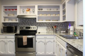 Fridge, microwave, oven, stovetop - Sweet Retreat Near the West Gate (Hot Springs Village)