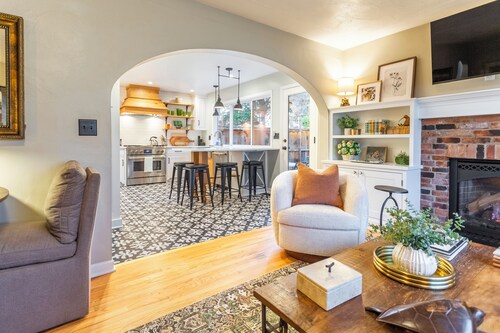 Delightful Downtown Retreat in the Willamette Wine Country