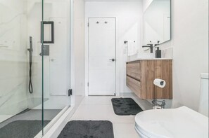 Douche, sĂšche-cheveux, serviettes fournies, savon