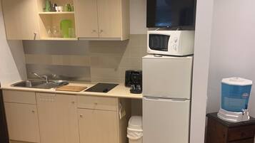 Køleskab, mikrobølgeovn, ovn, kogeplade