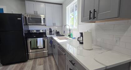 Charming 2-bedroom house with King bed, WiFi, AC in fantastic Portland