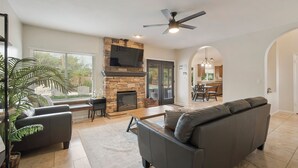 Living area - N. Scottsdale Retreat- Spacious and Family friendly ! (Scottsdale)