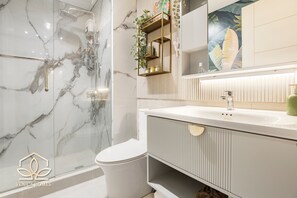 Haartrockner, Handtücher, Seife, Toilettenpapier