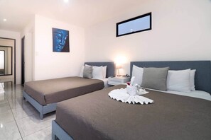 2 عدّة غرف نوم وخزنة داخل الغرفة ومكواة/لوح كي وواي فاي