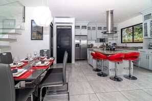 Frigorífic, microones i placa de cuina