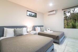 2 dormitoris, caixa forta a l'habitació i planxa i posts de planxar