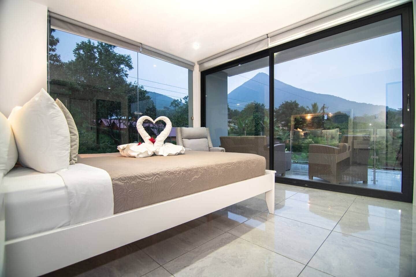 2 chambres, coffres-forts dans les chambres, fer et planche à repasser