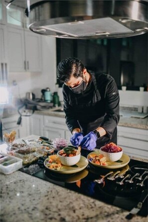 Refrigerador, microondas, parrilla de estufa y utensilios de cocina 