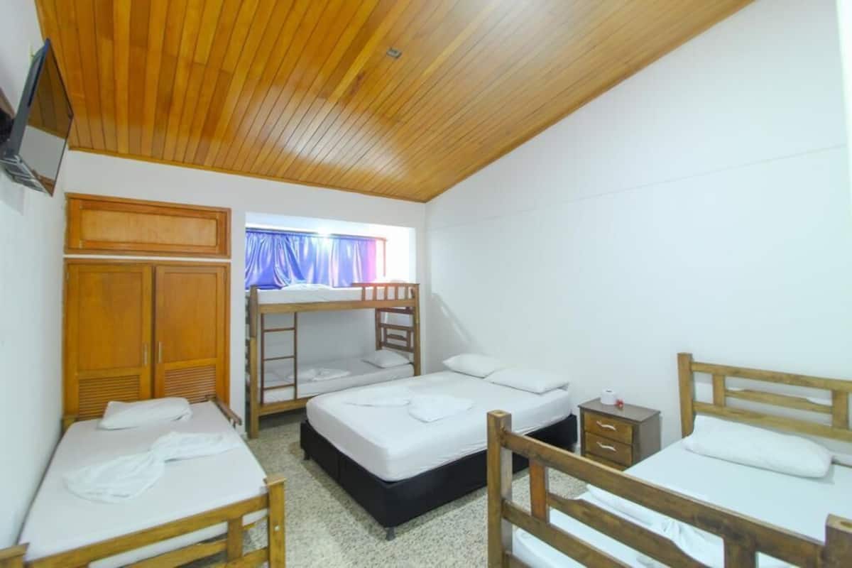 Chambre Quadruple, vue cour intérieure | Wi-Fi gratuit