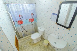 Quadruple Room, Courtyard View | Bathroom