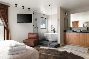 2 bedrooms, iron/ironing board, free WiFi, bed sheets - Spa Haven with Sauna and Cold Plunge (Austin)