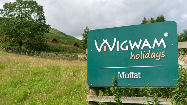 Une enseigne pour Wigwam Holidays à Moffat.