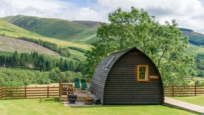 Une petite cabane rustique avec un toit en pente, une terrasse en bois et une enseigne sur laquelle on peut lire « FALCON ».
