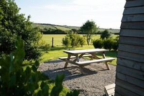 Outdoor dining - Cosy Rural Cabin in the Cornish Countryside (Helston)