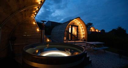 Cosy Cabin with Hot Tub in the Cornish Countryside