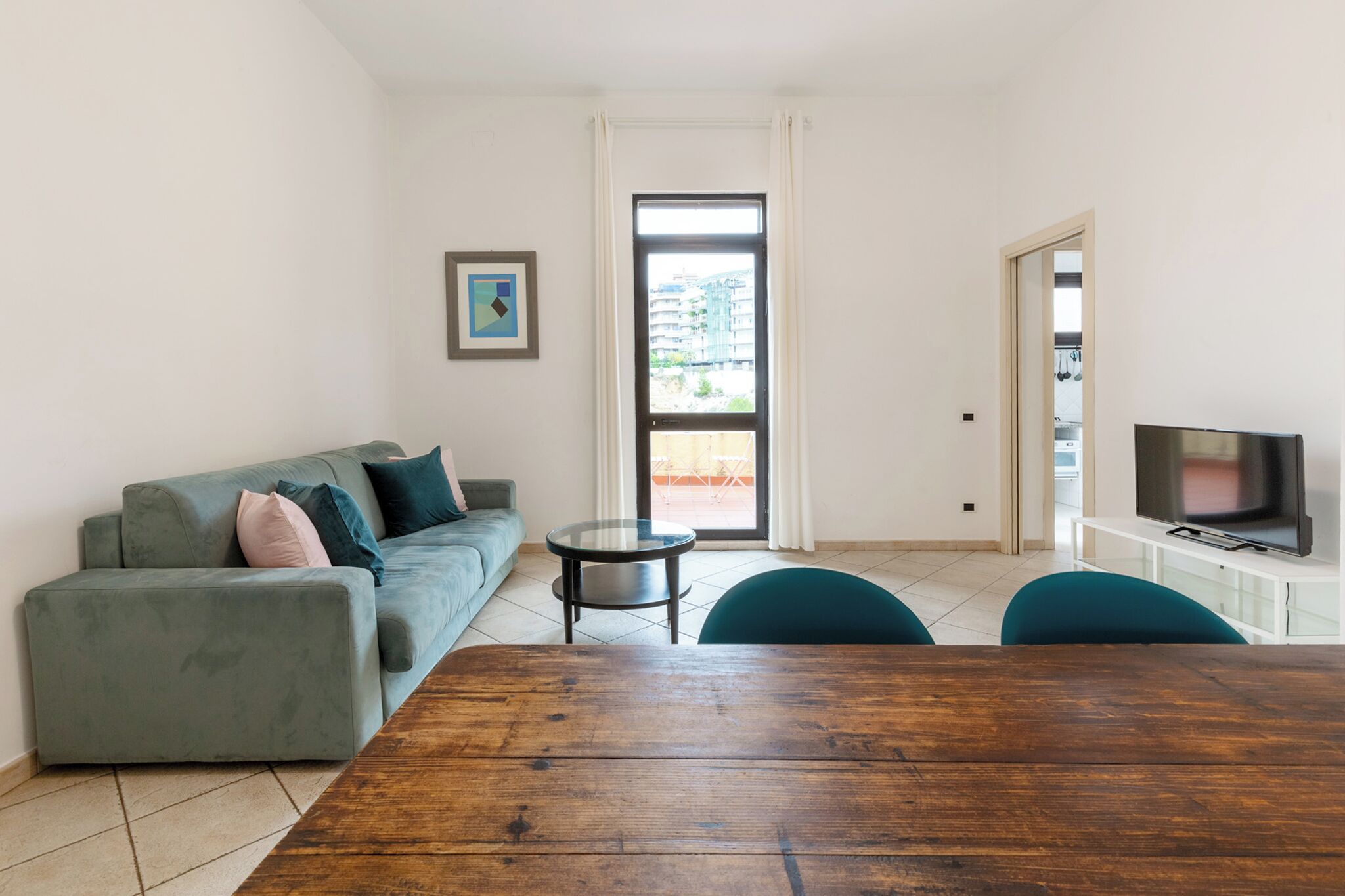 Apartment, Kitchen, City View | Ruang tamu | 32 inci sebuah televisyen pintar dengan digital 