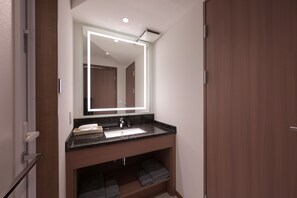 Toalettartikler (inkludert), hårføner, badekåper og tøfler