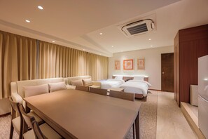 Firemannsrom – familie, flere senger, byutsikt | Blendingsgardiner, wi-fi (inkludert) og sengetøy