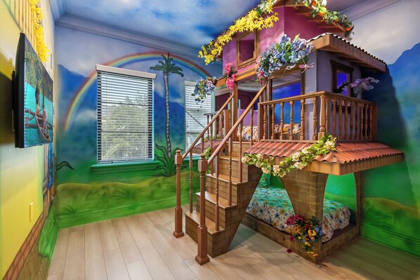 5 bedrooms, iron/ironing board, WiFi, bed sheets