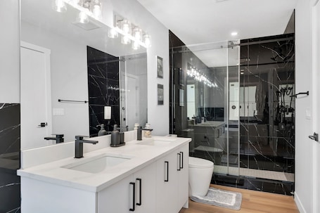 シャワー、ヘアドライヤー、タオル、石鹸. Your stay in Comfortable 2BR|2Bth in Haysboro