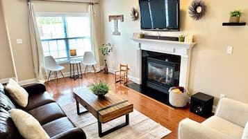 Smart TV, chimenea, libros y estéreo