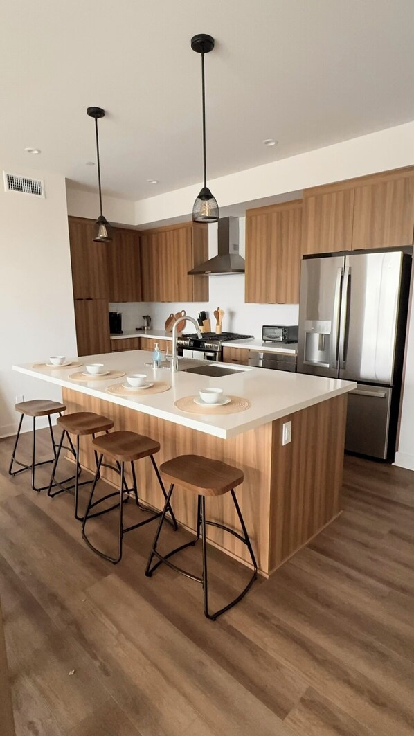 Kühlschrank, Mikrowelle, Ofen, Herdplatte