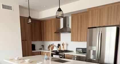 Modern Oasis with Balcony Views, 3 Bedrooms, Close to Beach, SeaWorld, Downtown