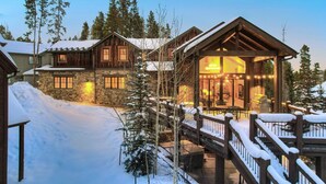 Ein Chalet mit Natursteinfassade, Holzverkleidung und einer überdachten Außenveranda.