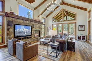 Smart TV, chimenea y oficina 