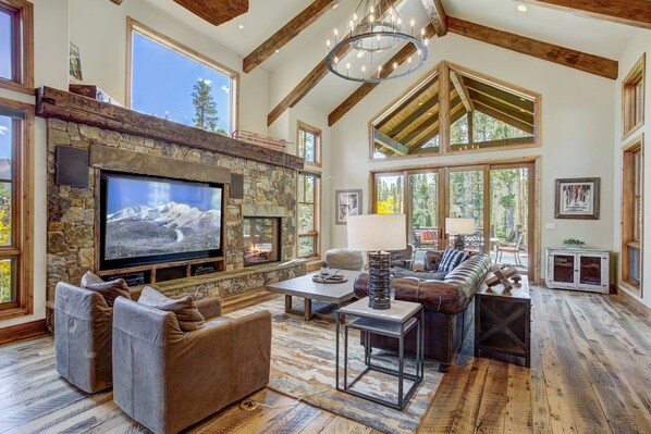 Smart TV, chimenea y oficina