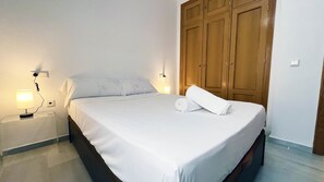 2 habitaciones, tabla de planchar con plancha y cuna de viaje 
